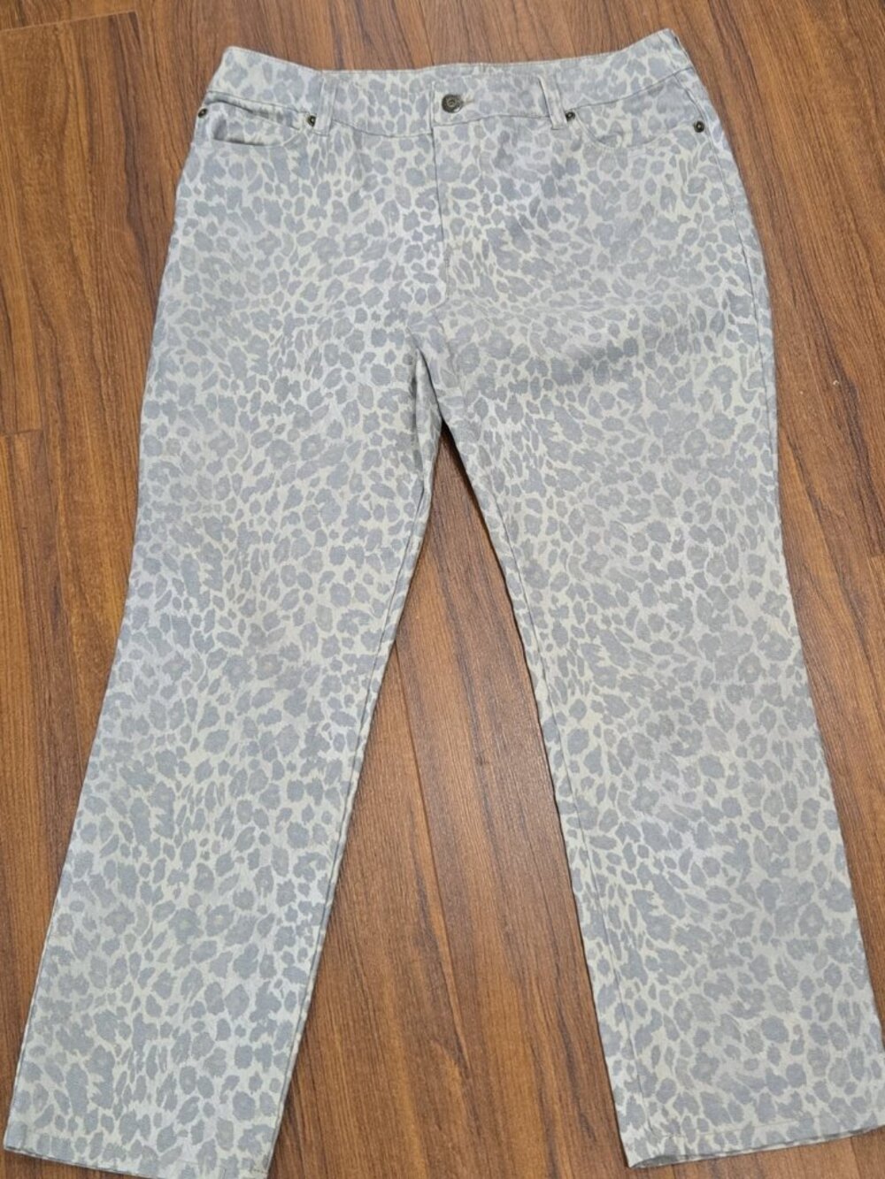 Chico's Platinum Denim Size 1.5 10 Jeans Animal Leopard Print Stretch Straight
